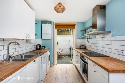 1 bedroom flat for sale, Shacklewell Lane, London, E8