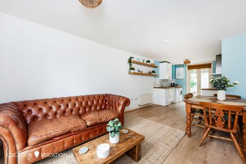 1 bedroom flat for sale, Shacklewell Lane, London, E8