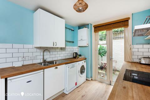 1 bedroom flat for sale, Shacklewell Lane, London, E8