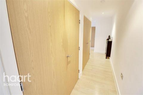 2 bedroom flat to rent, Cathedral Court - Wideford Drive - RM7