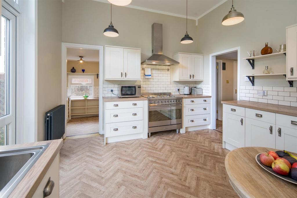 Kitchen &amp; Walk In Pantry