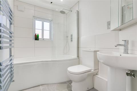 3 bedroom terraced house to rent, Belleville Road, London SW11