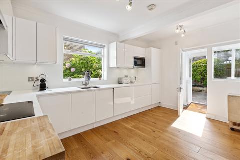 3 bedroom terraced house to rent, Belleville Road, London SW11