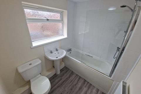 3 bedroom flat to rent, Rodsley Avenue, Gateshead NE8