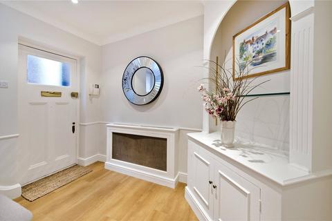 3 bedroom terraced house to rent, Kensington High Street, London W8