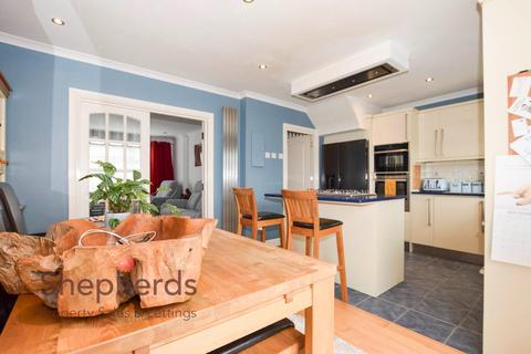 1 Drakes Close, Cheshunt, Waltham Cross, EN8 0PL