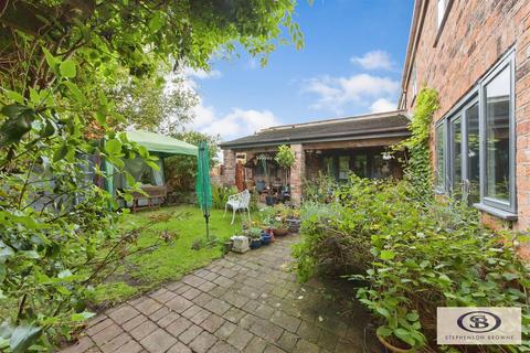 4 bedroom semi-detached house for sale, Stoneley Road, Crewe