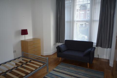 3 bedroom flat to rent, Whitehall Park, London N19