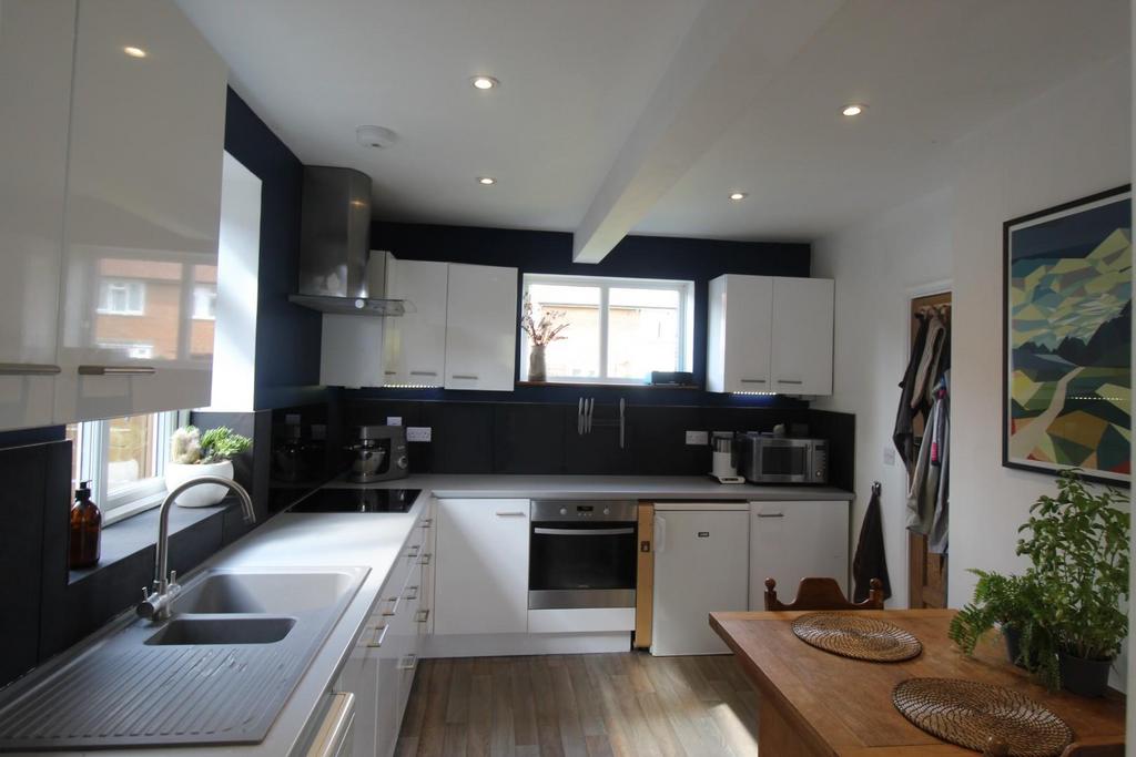 Kitchen 2.JPG