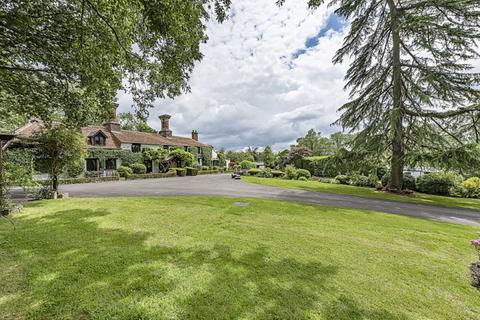 7 bedroom detached house to rent, Clamp Hill, Stanmore, Middlesex, HA7