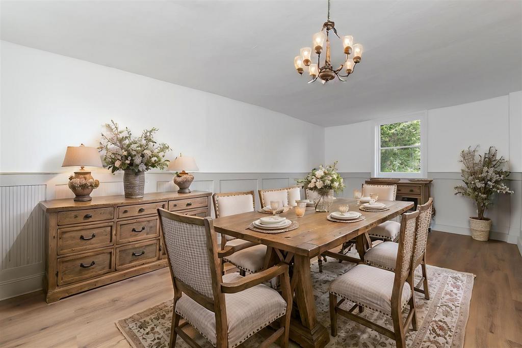 Virtual Staging AI - Sleapshyde Farm dining room .j