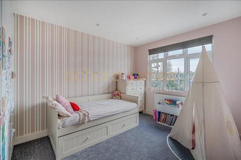 6 Holmwood Grove, London, NW7 3DT