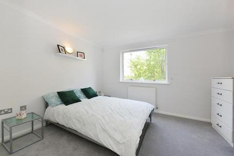 2 bedroom flat for sale, Armoury House, Gunmakers Lane, London E3