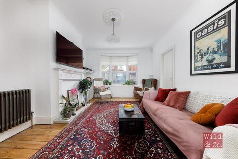 2 bedroom flat for sale, The Avenue, London