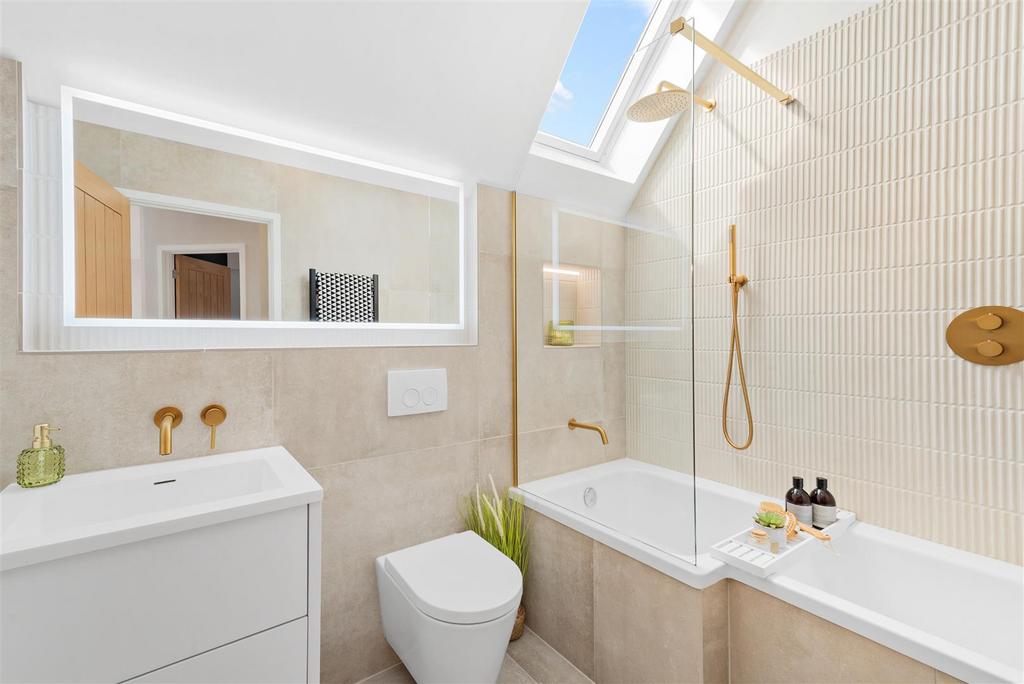 08-2024-Robins Retreat-Family Bathroom.jpg