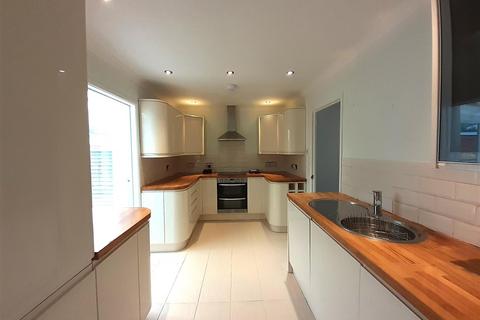 3 bedroom end of terrace house to rent, Burchs Close