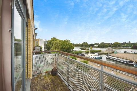 2 bedroom flat for sale, Soap House Lane, Brentford