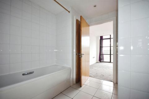 2 bedroom flat for sale, Soap House Lane, Brentford