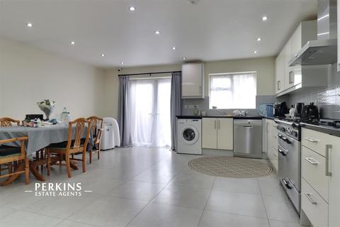 5 bedroom semi-detached house to rent, Greenford, UB6