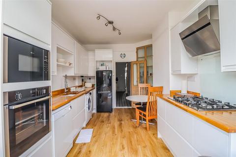 3 bedroom terraced house to rent, Frensham Road