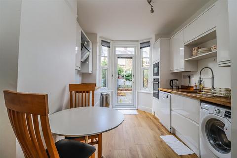 3 bedroom terraced house to rent, Frensham Road