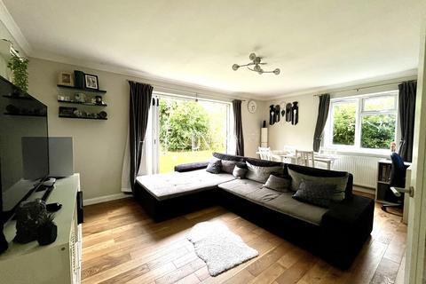 1a Chessington Close, Epsom, KT19 9EQ