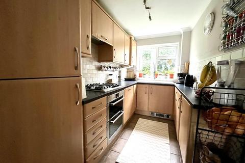 1a Chessington Close, Epsom, KT19 9EQ