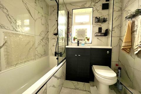 1a Chessington Close, Epsom, KT19 9EQ