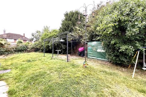 1a Chessington Close, Epsom, KT19 9EQ