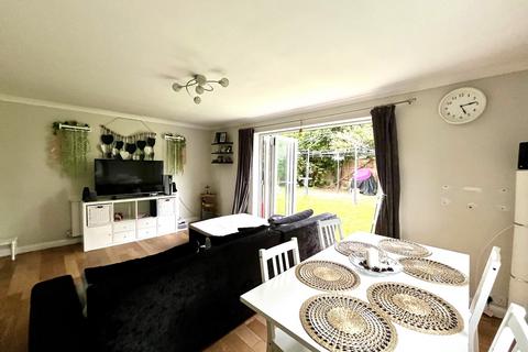 1a Chessington Close, Epsom, KT19 9EQ