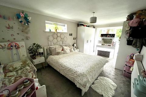 1a Chessington Close, Epsom, KT19 9EQ