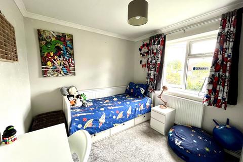 1a Chessington Close, Epsom, KT19 9EQ