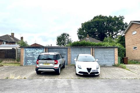 1a Chessington Close, Epsom, KT19 9EQ