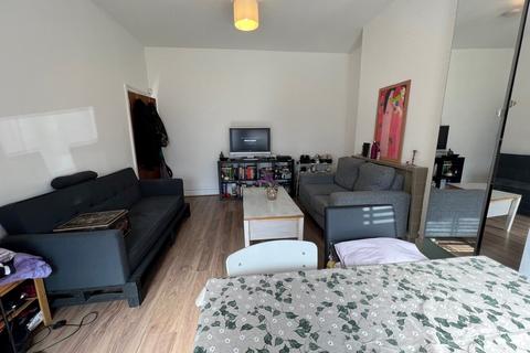 3 bedroom terraced house to rent, Warwick Road, London N11