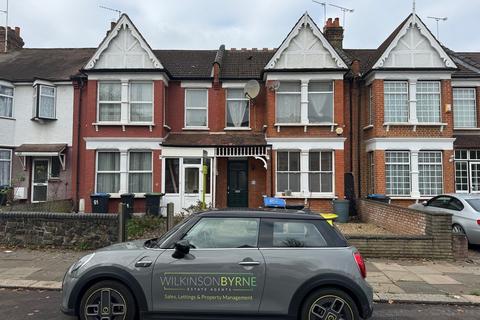 3 bedroom terraced house to rent, Warwick Road, Bounds Green N11