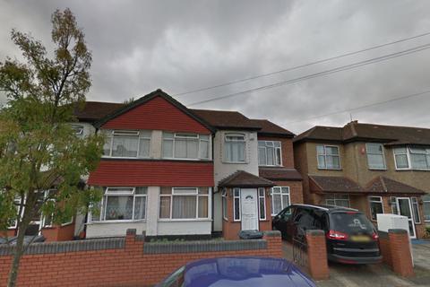 3 bedroom maisonette to rent, Dormers Avenue, Southall