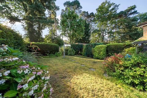 61 Balmoral Drive, Woking, GU22 8EY