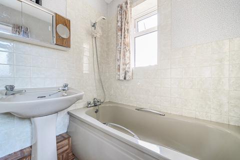 61 Balmoral Drive, Woking, GU22 8EY