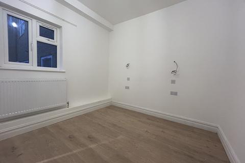 4 bedroom flat to rent, Stoke Newington High Street, London N16