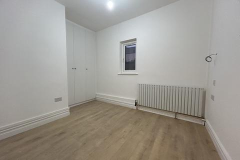 4 bedroom flat to rent, Stoke Newington High Street, London N16