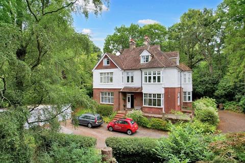 2 bedroom apartment for sale, Farnham Lane, Haslemere GREAT ACCESS TO TOWN, STATION  & COUNTRYSIDE