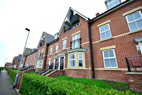 3 bedroom townhouse to rent, Coastguard Walk, Felixstowe