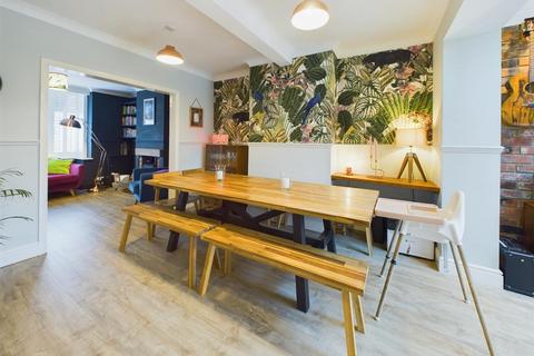 61 Podsmead Road, Gloucester, GL1 5PB