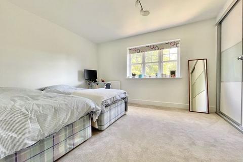 6 Rythe Close, Claygate, Esher, KT10 9DD