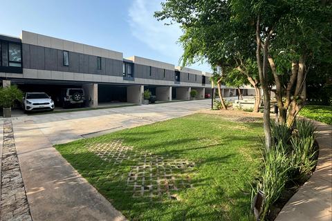32 bedroom townhouse, 97302 MÃ©rida