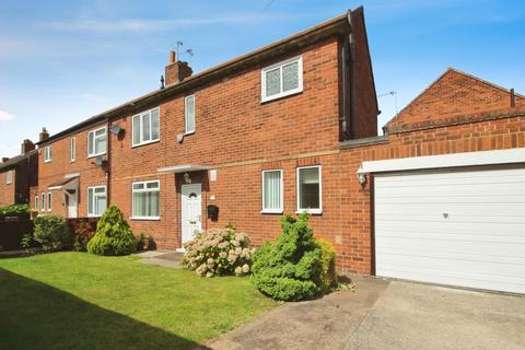 3 bedroom semi-detached house to rent, The Close, West Yorkshire WF8