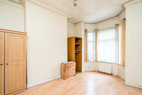 4 bedroom terraced house to rent, Croft Street, Salford M7