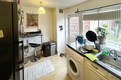 2 bedroom end of terrace house to rent, Kelvin Gardens, Croydon CR0