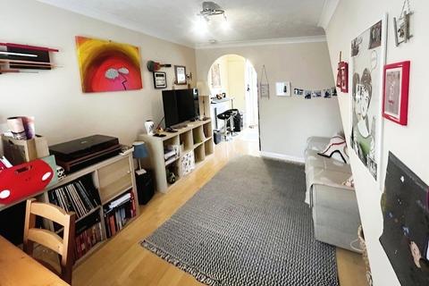 2 bedroom end of terrace house to rent, Kelvin Gardens, Croydon CR0