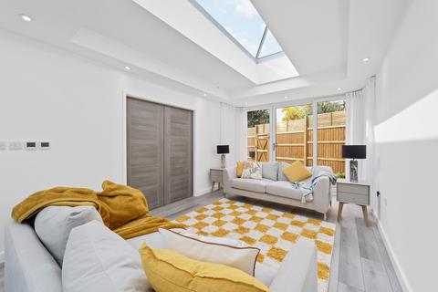 2 bedroom house to rent, Durham Road, SW20